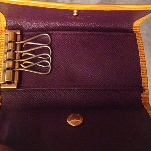 ✨️LOUIS VUITTON TRI-FOLD EPI LEATHER KEYHOLDER - Picture 8 of 12